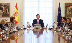 14/01/2020.- El presidente del Gobierno, Pedro Sánchez (C), preside el primer Consejo de Ministros, celebrado este martes en el Palacio de la Moncloa. EFE/ Emilio Naranjo