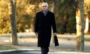 14/01/2020.- El ministro de Universidades, Manuel Castells, llega al Palacio de la Moncloa para asistir al primer Consejo de Ministros del Gobierno de coalición presidido por Pedro Sánchez, este martes en Madrid. EFE/ Emilio Naranjo