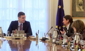 14/01/2020.- El presidente del Gobierno, Pedro Sánchez (i), conversa con el vicepresidente de Derechos Sociales y Agenda 2030, Pablo Iglesias (2d), al inicio del primer Consejo de Ministros, celebrado este martes en el Palacio de la Moncloa. EFE/Fernando