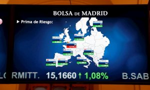 Un monitor en el paio de negociación de la Bolsa de Madrid muestra la evolución de la prima de riesgo de la deuda de los países de la Eurzona. EFE/Zipi