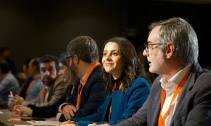 El secretario general en funciones de Ciudadanos, José Manuel Villegas (d) junto a la portavoz en el Congreso Inés Arrimadas (c) y otros cargos del partido. EFE