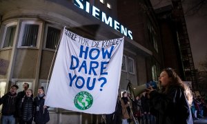 13/01/2020 - Activistas alemanes de Fridays For Future protestan frente a una planta de Siemens AG en Berlin. / EFE - HAYOUNG JEON