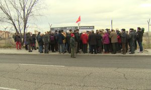 Vecinos reponen paneles del memorial de la cárcel de Carabanchel