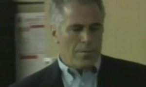 Rompe el silencio otra víctima de Jeffrey Epstein