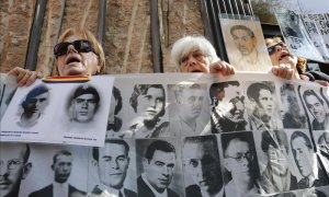 Imagen de archivo de una protesta de víctimas de la dictadura frente a la Audiencia Nacional de Madrid.- EFE