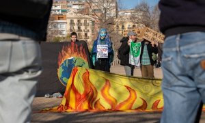 Alguns dels activistes ecologistes que han protestat avui davant la Cimera Clímàtica celebrada al TNC. EUROPA PRESS