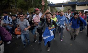 Hondureños cruzando la frontera con Guatemala en su camino hacia los Estados Unidos. / Reuters