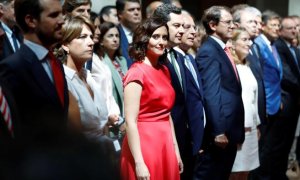 El líder del PP, Pablo Casado, a la izquierda de la foto, acompañando a la presidenta de la Comunidad de Madrid, Isabel Díaz Ayuso, que posa junto al presidente de la Junta de Andalucía, Juanma Moreno Bonilla. Juan Carlos Hidalgo / EFE