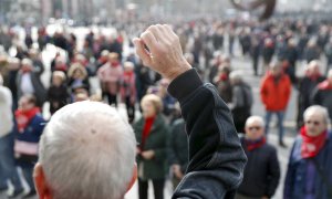 Jubilados y pensionistas durante la última concentración realizada en Bilbao para reivindicar unas pensiones públicas dignas. EFE/LUIS TEJIDO