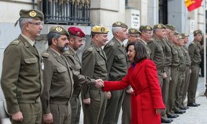 16/01/2020.- La ministra de Defensa, Margarita Robles, a su llegada al Palacio de Buenavista de Madrid donde preside este jueves el Consejo Superior del Ejército de Tierra. EFE/Emilio Naranjo