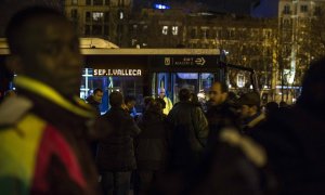 Personas sin hogar y solicitantes de asilo esperan al autobús que les llevará al albergue especial de la campaña de frío del Ayuntamiento de Madrid.- JAIRO VARGAS