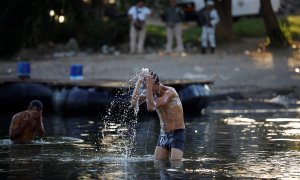 Un migrante que viaja hacia EEUU se baña en el río Suchiate en la frontera entre Guatemala y México, en Tecun Uman. Reuters / José Cabezas