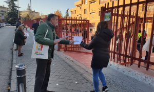 Imagen difundida por Hazte Oír durante el reparto de propaganda a favor de la censura parental en un colegio de Madrid. HAZTE OÍR