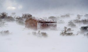 19/01/2020.- Paisaje nevado cerca de la localidad cántabra de Brañavieja, en alerta por nevadas. EFE/Pedro Puente Hoyos