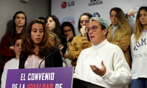 20/01/2020.- La guardameta del Athletic Club, la española Ainhoa Tirapu, junto a la delantera del Real Betis Balompié Priscila Borja durante la rueda de prensa convocada por la Asociación de Clubes de Fútbol Femenino en Madrid. EFE/ Mariscal