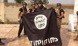 Militares iraquíes sosteniendo una bandera del Estado Islámico - FUERZAS ARMADAS DE IRAK