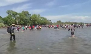 Cientos de personas tratan de entrar en México cruzando el río Suchiate