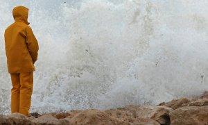 20.1.2020 - Un hombre observa las olas romper este lunes en el puerto deportivo de Denia tras el paso de la borrasca Gloria. EFE/ Juan Carlos Cárdenas