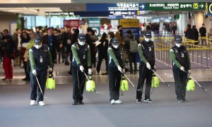 21/01/2020.- Trabajadores en cuarentena rocían un desinfectante en el Aeropuerto Internacional de Incheon, en Corea del Sur. EFE/EPA/Yonhap