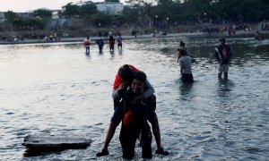 20.01.2020 - Migrantes hondureños regresan a Guatemala después de intentar cruzar hacia México por el río Suchíate. EFE/ Esteban Biba