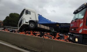 21/01/2020.- Camiones accidentados en la AP-7 a la altura de Figueres (Girona), donde había desvíos a la N-II a causa del temporal 'Gloria'. SERVEI CATALÀ DE TRÀNS