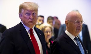 21/01 / 2020.- El presidente de los Estados Unidos, Donald J. Trump y el alemán Klaus Schwab, fundador y presidente ejecutivo del Foro Económico Mundial, durante la 50ª reunión anual del Foro Económico Mundial (FEM) en Davos, Suiza. EFE - GIAN EHRENZELLER