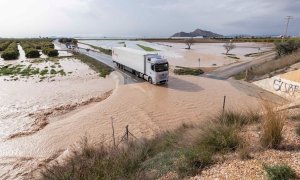 21/01/2020.- Un camión junto a la rambla desbordada de la Maraña, San Javier, tras las intensas lluvias por el temporal. / EFE
