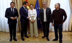 La ministra de Trabajo, Yolanda Díaz, antes de la reunión con los dirigentes de las patronales, CEOE Antonio Garamendi (2i), y CEPYME Gerardo Cuerva (2i), y de los sindicatos, CCOO, Unai Sordo (2d) y UGT, Pepe Álvarez (d), para analizar la subida del Sala