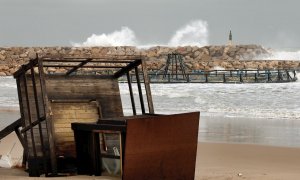 Una torre de vigilancia tumbada en la playa del El Perelló (València), arrastrada por la fuerza de la borrasca "Gloria" que estos día azota al Este peninsular. EFE/ Juan Carlos Cárdenas