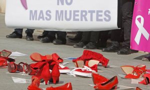 Fotografía de archivo de un minuto de silencio en la Subdelegación del Gobierno de Alicante. EFE/Archivo