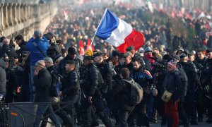 Uniones de trabajadores protestan este viernes en París contra las reformas del Gobierno de Macron. /