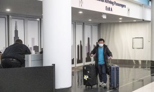 24/01 / 2020.- Los pasajeros llegan al Aeropuerto Internacional O'Hare después de salir de las aduanas y las áreas de inspección en Chicago. EFE / TANNEN MAURY