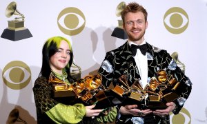 27/01 / 2020.- Billie Eilish y Finneas O'Connell posan en la sala de prensa con sus Grammy. EFE / EPA / DAVID SWANSON