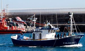 Un barco de pescadores sale del puerto de Tarifa (Cádiz) en busca de los tripulantes desaparecidos del pesquero Rúa Mar | EFE