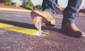 Miniresiduos que crean maxiproblemas: chicles, cápsulas de café, bastoncillos y lentillas