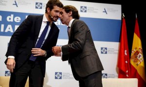 28/01/2020.- El presidente del PP, Pablo Casado (i), y el expresidente del Gobierno, José María Aznar, momentos antes de participar en un foro del Instituto Atlántico de Gobierno (IADG) y la Universidad Francisco de Vitoria sobre 'España ante un cambio de