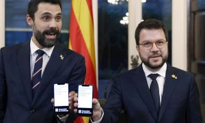 El vicepresidente del Govern de la Generalitat y conseller de Economía y Hacienda, Pere Aragonès (derecha), acompañado por el presidente del Parlament, Roger Torrent (izquierda) en la presentación de los presupuestos. (ANDREU DALMAU | EFE)