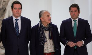 El presidente de la CEOE, Antonio Garamendi; el secretario general de UGT, Pepe Álvarez; y el presidente de la Cepyme, Gerardo Cuerva, durante la firma el acuerdo de subida del SMI para 2020, en La Moncloa. E.P./Jesús Hellín