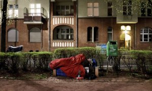 Imagen de archivo de una persona sin hogar en el banco de un parque en Berlín. | EFE