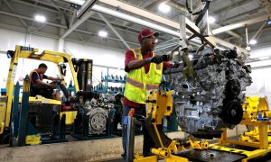 Un trabajador en la linea de montaje del motor V6, usado en una variedad de automóviles, camiones y crossovers de General Motors, en la planta de la localidad de Romulus (Michigan, EEUU). REUTERS/Rebecca Cook
