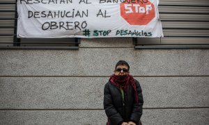 Paloma Santos en el portal de su edificio en la calle María Guerrero de Madrid.- JAIRO VARGAS