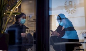 Huéspedes de un hotel de Roma donde se alojaban dos turistas chinos que habían dado positivo por el nuevo coronavirus, en Roma. EFE / EPA / ANGELO CARCONI