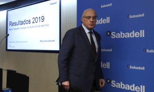 El presidente del banco Sabadell, Josep Oliu, durante la presentación de resultados en Madrid,. EFE/ Javier Lizón