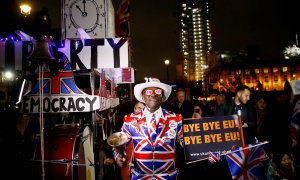 Personas celebrando el brexit, este viernes. REUTERS/Henry Nicholls