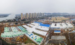 El nuevo hospital construido en Wuhan en tiempo récord, visto desde el aire. / AFP