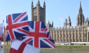 01/02/2020.- Banderas del Reino Unido ondean frente a la Casa del Parlamento en Londres, Reino Unido. / EFE - FACUNDO ARRIZABALAGA