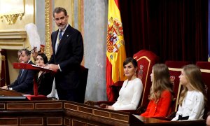 El rey Felipe VI, acompañado por la reina Letizia, la princesa Leonor y la infanta Sofía, durante el discurso que pronunció en el Congreso de los Diputados donde hoy presidió la apertura solemne de la XIV Legislatura. /EFE