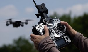 Una persona vuela un dron, en una imagen de archivo. / PIXABAY