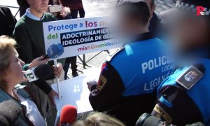 La Policía desmonta un puesto de censura parental de HazteOir frente a un colegio de Leganés