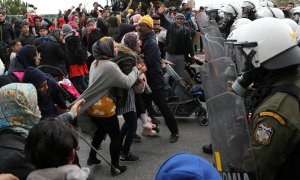 Los antidisturbios griegos se enfrentan a refugiados y migrantes frente al campamento de Kara Tepe, en la isla de Lesbos, Grecia. REUTERS / Elias Marcou